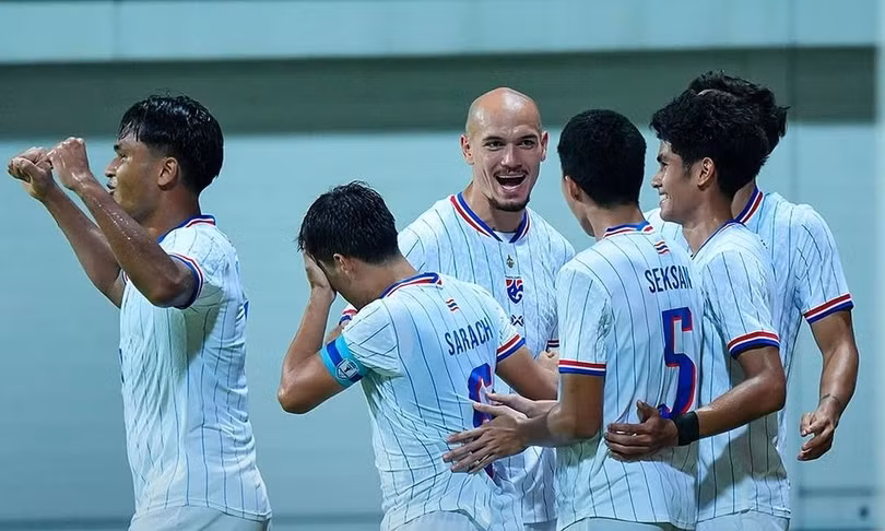 Các cầu thủ đội tuyển Thái Lan ăn mừng trong trận thắng Singapore 3-1 ở lượt đi bán kết ASEAN Cup 2026, trên sân Jalan Besar, Singapore ngày 15/8/2026. Ảnh: Changsuek