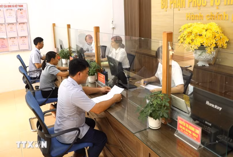 Người dân đến Bộ phận Phục vụ hành chính công xã Việt Thành, huyện Trấn Yên, tỉnh Yên Bái, làm thủ tục hành chính. (Ảnh: Tuấn Anh/TTXVN)