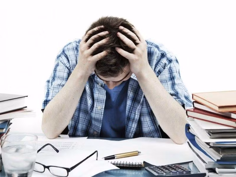 Trong xã hội hiện đại, áp lực công việc khiến nhiều người ít dành thời gian cho các mối quan hệ, từ đó làm gia tăng căng thẳng và lo âu