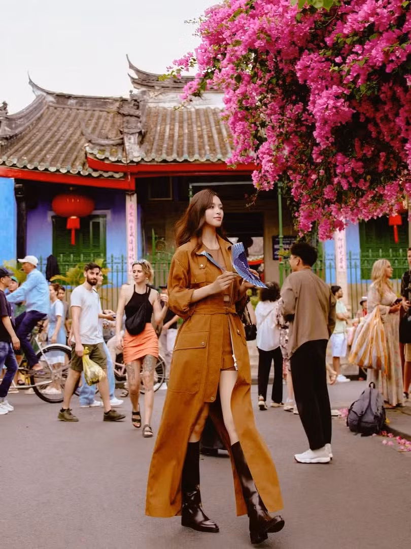 Du khách dạo bước trên những con phố cổ quen thuộc, những góc nhỏ bình yên hay hòa mình vào nhịp sống của người dân Hội An. (Ảnh: CTV/Vietnam+)
