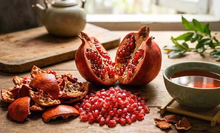 Quả lựu mang lại những công dụng tốt đối với sức khỏe. Ảnh minh họa AI.
