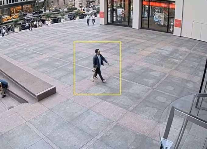 Nghi phạm mang theo súng trường đi vào tòa nhà ở trung tâm Manhattan, New York, ngày 28/7. Ảnh: CNN