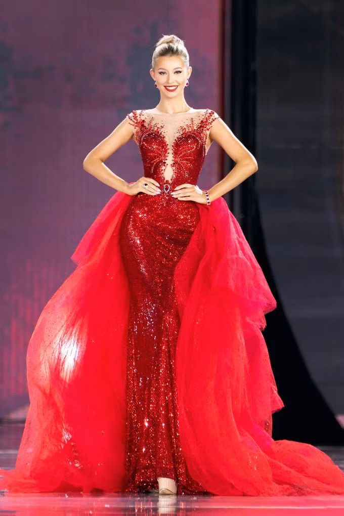 Yolina Lindquist diễn đầm dạ hội gắn tà rộng quét sàn.