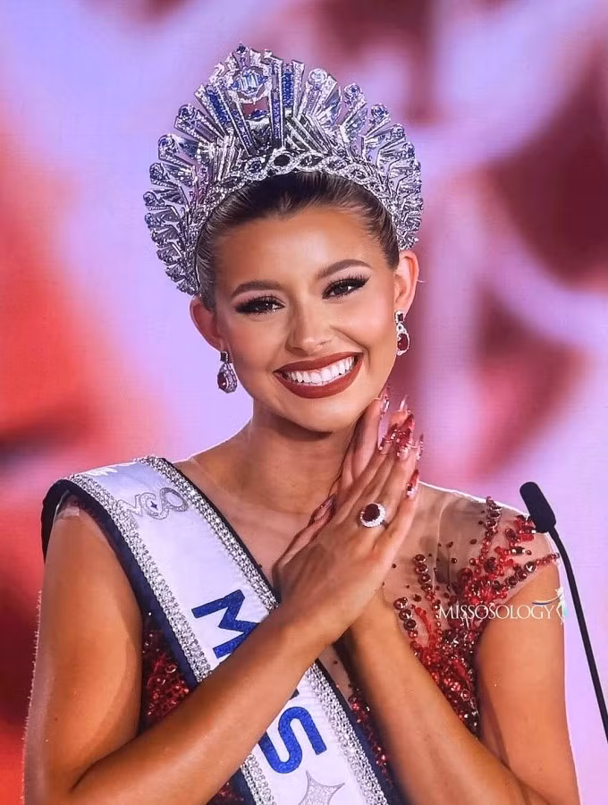 Yolina Lindquist đội vương miện Miss Cosmo. Ảnh: Missosology