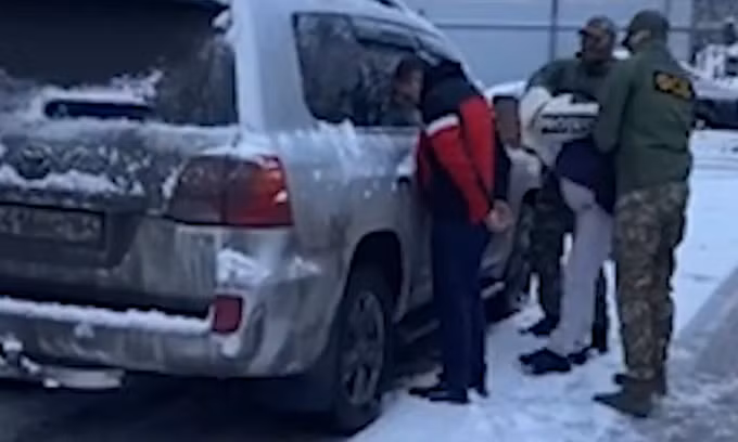 An ninh Nga bắt các nghi phạm trong video đăng ngày 26/12 của FSB. Ảnh chụp từ video