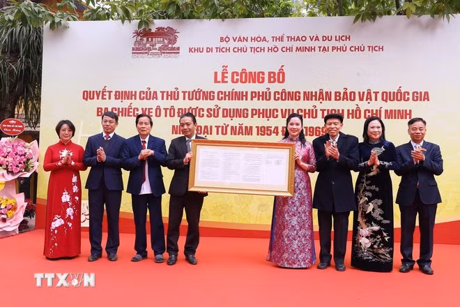 Trao quyết định của Thủ tướng Chính phủ công nhận Bảo vật Quốc gia đối với 3 chiếc xe ôtô từng phục vụ Chủ tịch Hồ Chí Minh từ năm 1954 đến năm 1969. (Ảnh: Văn Điệp/TTXVN)