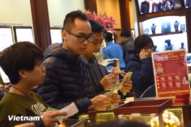 Mua, bán vàng từ 20 triệu đồng/ngày trở lên phải thanh toán qua tài khoản. (Ảnh: Vietnam+)