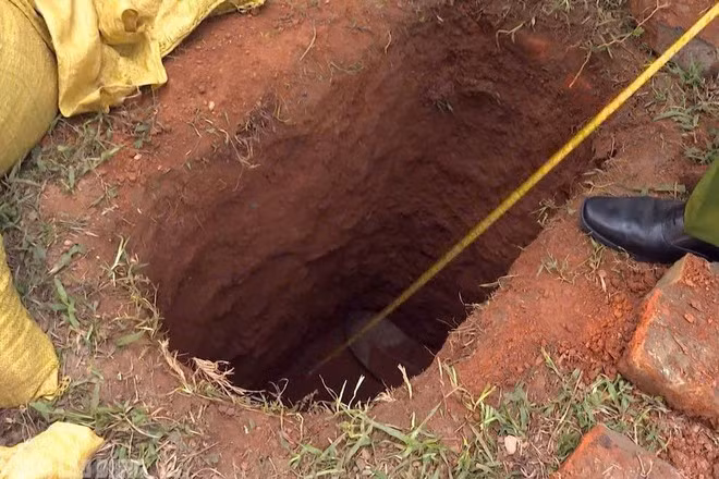 Hố sâu khoảng 1,6m được nhóm người Trung Quốc xâm hại tại lăng mộ vua Lê Túc Tông. (Nguồn: Công an tỉnh Thanh Hóa)