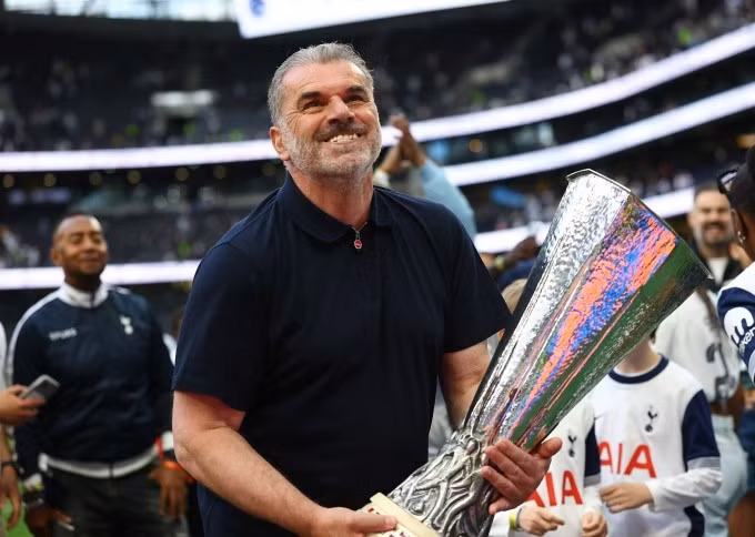 Postecoglou mừng cup vô địch Europa League với Tottenham trên sân Tottenham Hotspur, London, Anh ngày 25/5/2025. Ảnh: Reuters