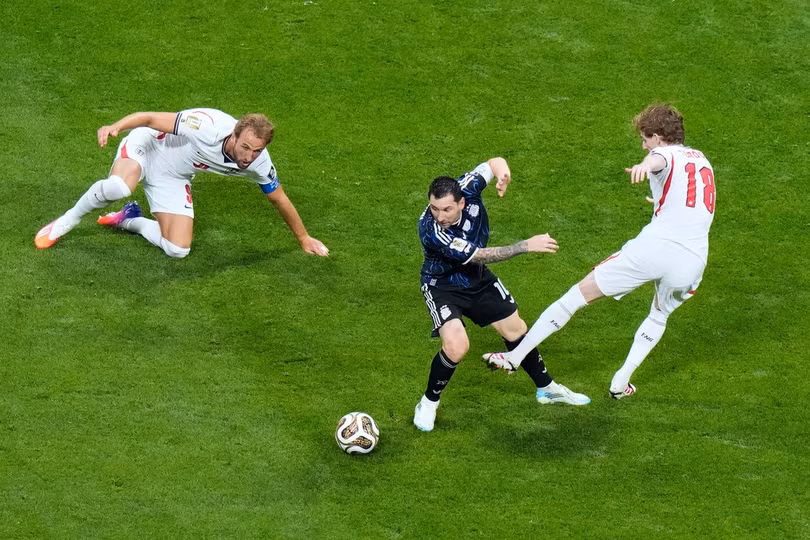 Lionel Messi (10) đi bóng qua Anthony Gordon (18) và Harry Kane (9) trong trận Argentina thắng ngược Anh 2-1 ở bán kết World Cup 2026 trên sân Mercedes-Benz, Atlanta ngày 15/7/2026. Ảnh: AP