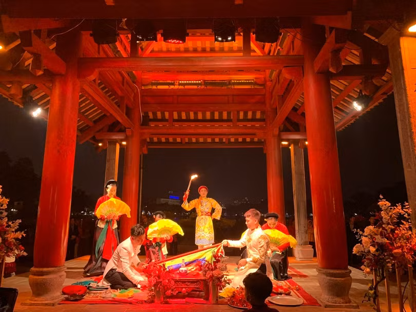 Trình diễn một nghi lễ trong thực hành Tín ngưỡng thờ Mẫu Tam phủ của dân tộc Việt Nam. (Nguồn: Vietnam+)
