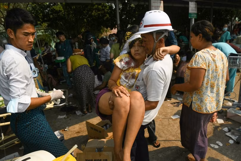 Những người bị thương chờ được chữa trị bên ngoài một bệnh viện ở Naypyidaw.