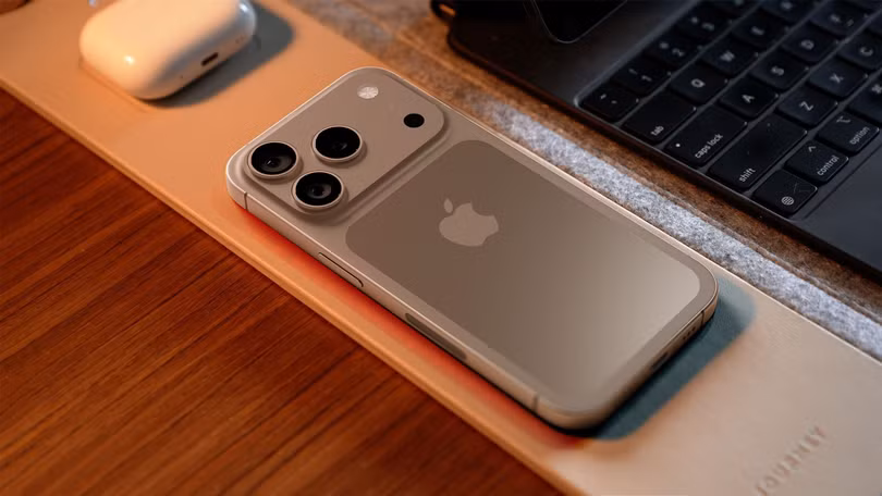 Ảnh dựng iPhone 17 Pro dựa trên tin đồn. Ảnh: MacRumors.
