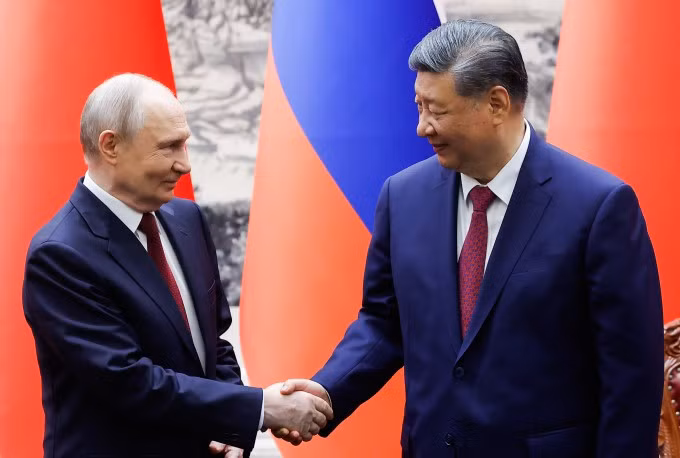 Chủ tịch Tập và Tổng thống Putin bắt tay trong lễ ký kết tại Đại lễ đường Nhân dân ở Bắc Kinh ngày 20/5. Ảnh: AP