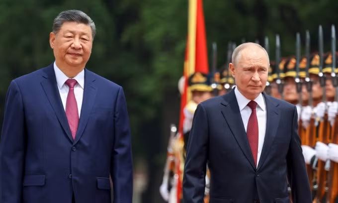 Chủ tịch Trung Quốc Tập Cận Bình và Tổng thống Nga Vladimir Putin duyệt đội danh dự trong lễ đón tại Đại lễ đường Nhân dân ở Bắc Kinh ngày 20/5. Ảnh: AP