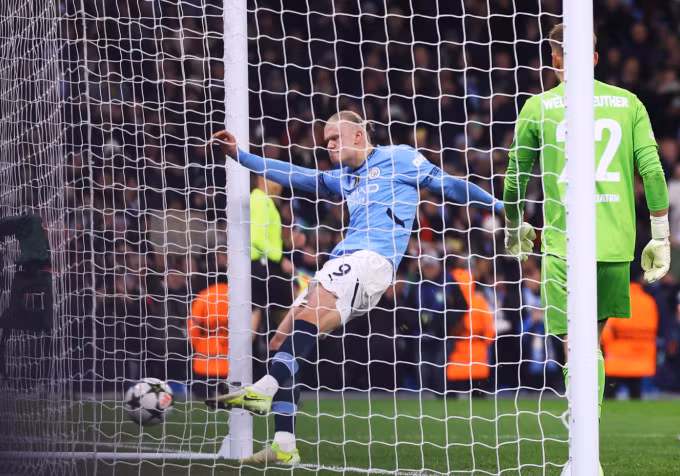 Haaland mở tỷ số cho Man City sau pha đá phạt đền thành công. Ảnh: Reuters