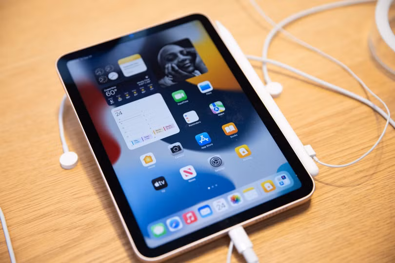 Theo 9to5Mac, có vẻ như các cửa hàng Apple Store trên toàn thế giới đang hết hàng iPad mini 6. Đây có thể là dấu hiệu cho thấy một chiếc iPad mini mới sắp ra mắt. Mặc dù trước đây Apple từng công bố iPad mới tại cùng một sự kiện với iPhone, công ty cũng thường đợi đến tháng 10 mới ra mắt iPad mới. Nói cách khác, có 50% khả năng iPad mini 7 sẽ được công bố vào tháng tới, trang tin kết luận. Ảnh: Bloomberg.