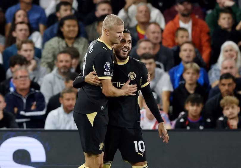Rayan Cherki (phải) mừng bàn nâng tỷ số 3-1 cùng Erling Haaland trong trận Man City thắng Crystal Palace 4-1 ở vòng hai Ngoại hạng Anh, trên sân Selhurst Park, London ngày 28/8/2026. Ảnh: Reuters
