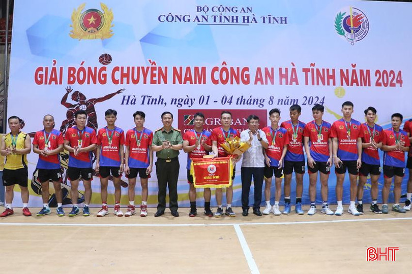 Bí thư Thành ủy Dương Tất Thắng và Đại tá Nguyễn Trung Kiên - Phó Giám đốc Công an tỉnh trao giải nhì cho đội Liên quân khối cảnh sát.