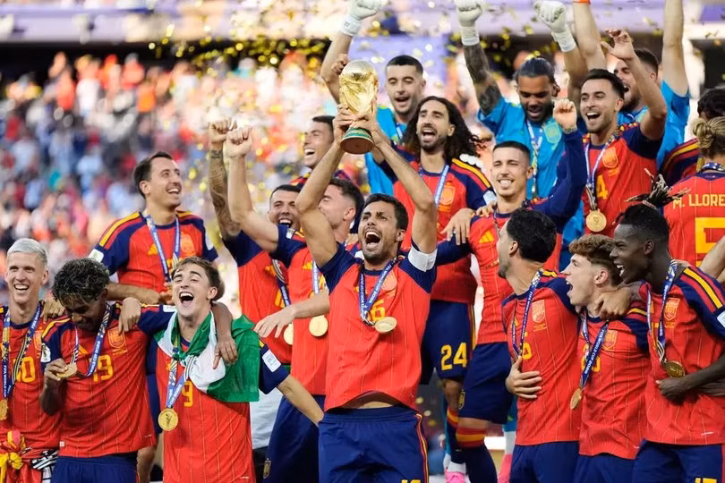 Đội trưởng Rodri nâng cao chiếc cup vô địch khi Tây Ban Nha mừng chiến thắng trước Argentina ở chung kết World Cup 2026 tại East Rutherford, bang New Jersey, Mỹ, ngày 19/7/2026. Ảnh: AP