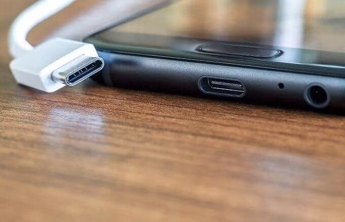 Để kết nối điện thoại với tivi qua USB, bạn cắm một đầu thiết bị vào cổng USB của tivi, đầu còn lại cắm vào điện thoại.