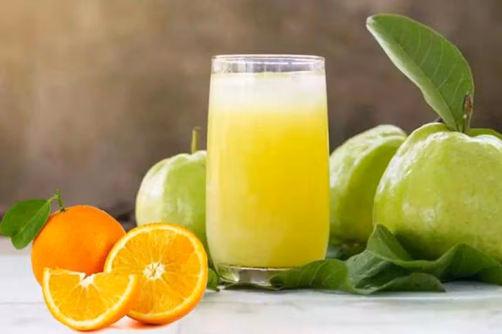 Cam, ổi giàu vitamin C tốt cho sức đề kháng. Ảnh DK