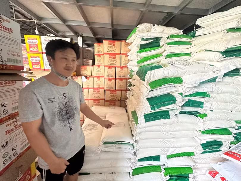 Các đối tượng cùng tang vật.