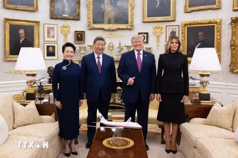 Chủ tịch Trung Quốc Tập Cận Bình và phu nhân Bành Lệ Viên chụp ảnh chung với Tổng thống Mỹ Donald Trump và phu nhân Melania Trump trong lễ đón tại Nhà Trắng ở Washington, D.C., ngày 24/9/2026. (Ảnh: THX/TTXVN phát)