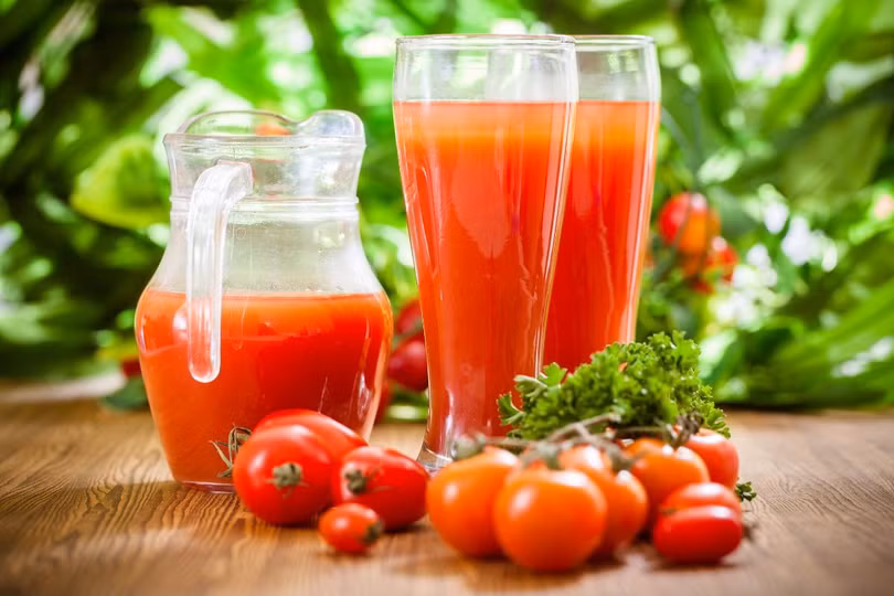 Nước ép cà chua giàu kali và các chất chống oxy hóa có lợi cho tim mạch.