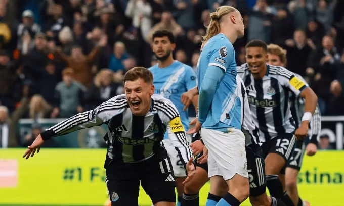 Harvey Barnes (trái) mừng bàn thắng nâng tỷ số lên 2-1 cho Newcastle. Ảnh: Reuters