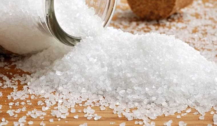 Muối là một loại gia vị sẵn có trong gian bếp, dễ tìm, dễ mua với giá thành rẻ.
