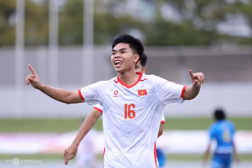Tiền đạo Lê Phát ăn mừng khi Việt Nam thắng Philippines 2-0 ở lượt hai bảng C bóng đá nam ASIAD 2026, trên sân Nagoya Minato, Nhật Bản ngày 18/9/2026. Ảnh: Hoàng Hồ