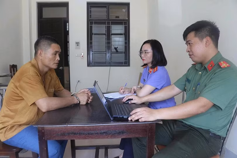 Bị can Kiên (trái) làm việc với cơ quan điều tra. Ảnh: Hòa Vang