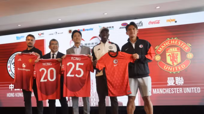 Ashley Westwood, Paul Kam, Eric Fok, cựu cầu thủ Man Utd Dwight Yorke và Ngan Cheuk-pan của Hong Kong (từ trái sang) tại sự kiện công bố chuyến du đấu ngày 10/4/2025. Ảnh: SCMP