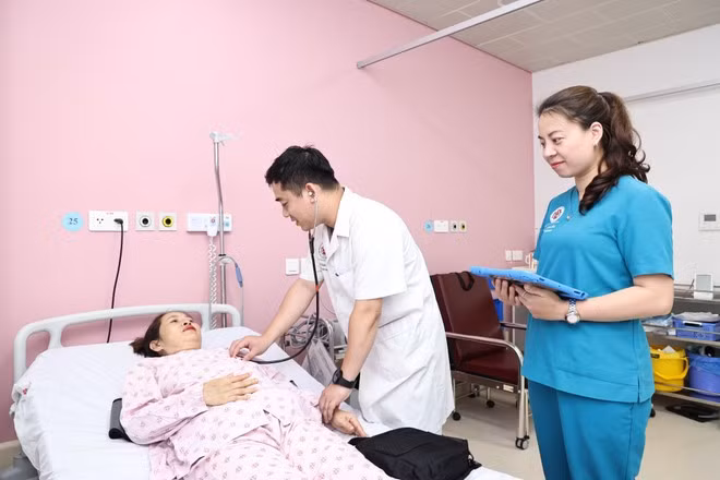 Các bác sỹ theo dõi sức khỏe cho bệnh nhân sau ca phẫu thuật. (Ảnh: PV/Vietnam+)