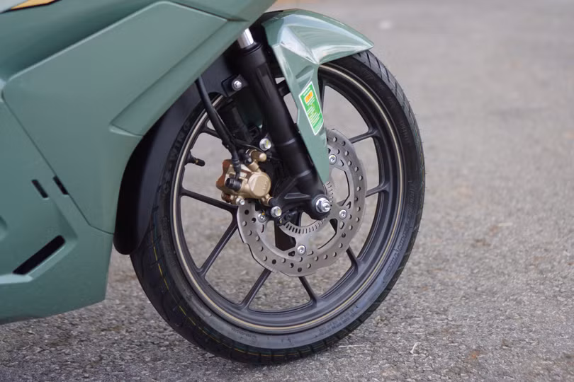Honda trang bị cho Winner R bộ mâm thể thao cùng hệ thống chống bó cứng phanh ABS cho bánh trước, bộ ly hợp hỗ trợ và chống trượt hai chiều (Assist &amp; Slipper Clutch).
