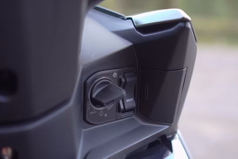 Ngay bên dưới là cổng sạc USB loại A kèm nắp chống nước ở bên trái và cụm khóa thông minh tích hợp chống trộm bên phải.