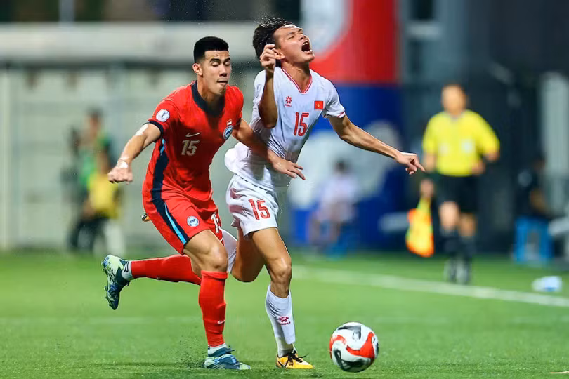 Singapore gây khá nhiều khó khăn cho tuyển Việt Nam trên mặt cỏ nhân tạo. Ảnh: Anh Tiến.