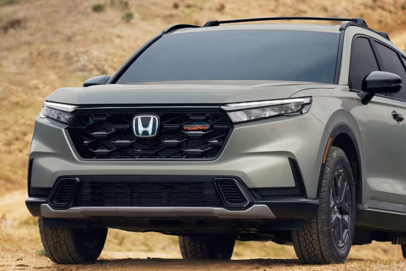 Tuy vậy, thiết kế phần đầu của chiếc Honda CR-V TrailSport Hybrid gần như không thay đổi so với các biến thể CR-V Hybrid khác. Cản trước được bổ sung tấm ốp màu bạc giả ốp bảo vệ, vốn thường có mặt trên các mẫu xe địa hình.