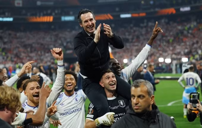 Thủ môn Emiliano Martinez công kênh HLV Unai Emery để mừng chức vô địch Europa League, trên sân Besiktas Park, Istanbul, Thổ Nhĩ Kỳ hôm 20/5. Ảnh: Reuters