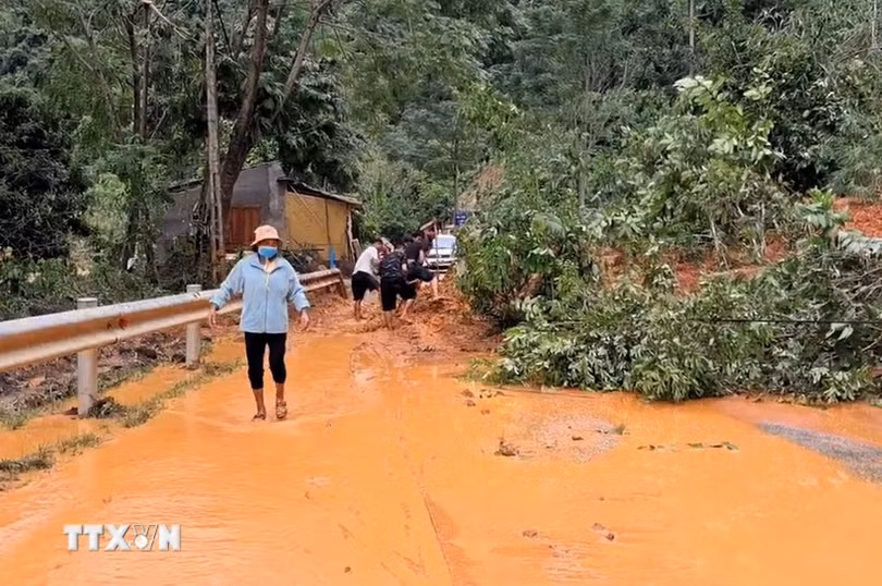 bao-so-10-lam-tuyen-duong-doc-dao-di-cua-khau-quoc-te-nam-can-nghe-an-te-liet-vi-sat-lo-dat-8309607-6.jpg