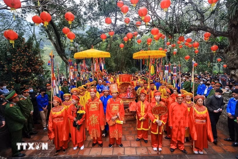 Hội Gióng tại đền Sóc được chuẩn bị lễ vật vô cùng công phu như đàn voi và giò hoa tre. (Ảnh: Tuấn Anh/TTXVN)