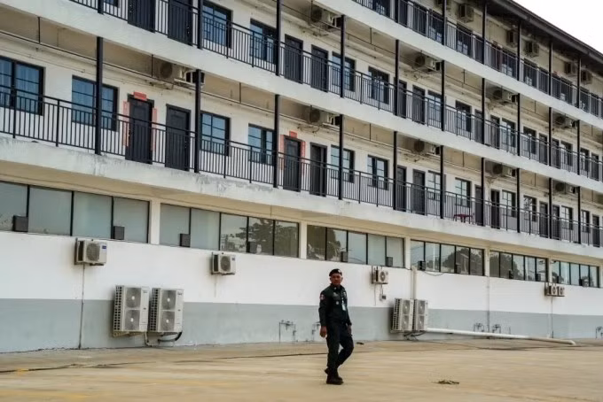 Cảnh sát Campuchia bên ngoài một khu phức hợp trong chuyến thăm của phái đoàn ngoại giao Hàn Quốc, ngày 16/10/2025. Ảnh: Reuters