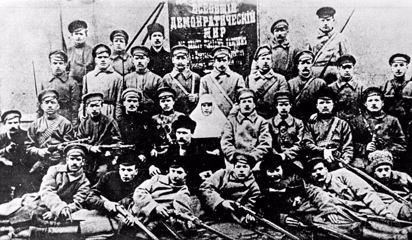 Ảnh trên: Lực lượng Cận vệ Đỏ Bolshevik trên đường phố Moskva trong những ngày Cách mạng Tháng Mười năm 1917. Ảnh dưới: Đội Cận vệ Đỏ đầu tiên của nhà máy "Tam giác" ở thành phố Petrograd năm 1917. (Nguồn: TTXVN)