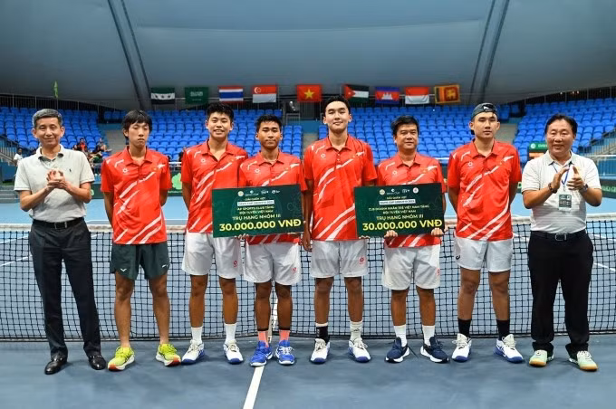 Đội tuyển quần vợt Việt Nam nhận thưởng sau khi trụ hạng ở nhóm III Davis Cup, tại cụm sân Hanaka, Bắc Ninh hôm 19/7. Ảnh: VTF