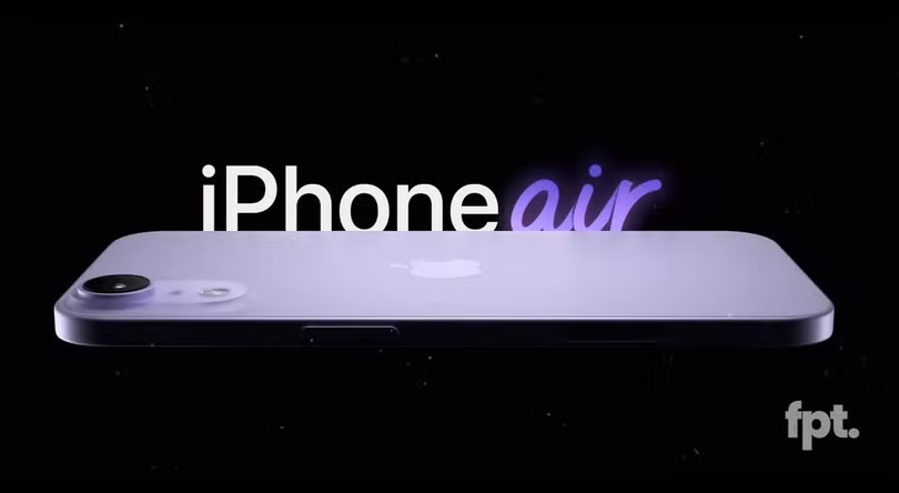 Trong video mới nhất, kênh YouTube của chuyên gia tin đồn Jon Prosser vừa chia sẻ ảnh dựng (render) được cho của iPhone 17 Air, mẫu smartphone dự kiến ra mắt với thiết kế siêu mỏng đột phá cùng kích thước màn hình mới. Ảnh: @FrontPageTech/YouTube.