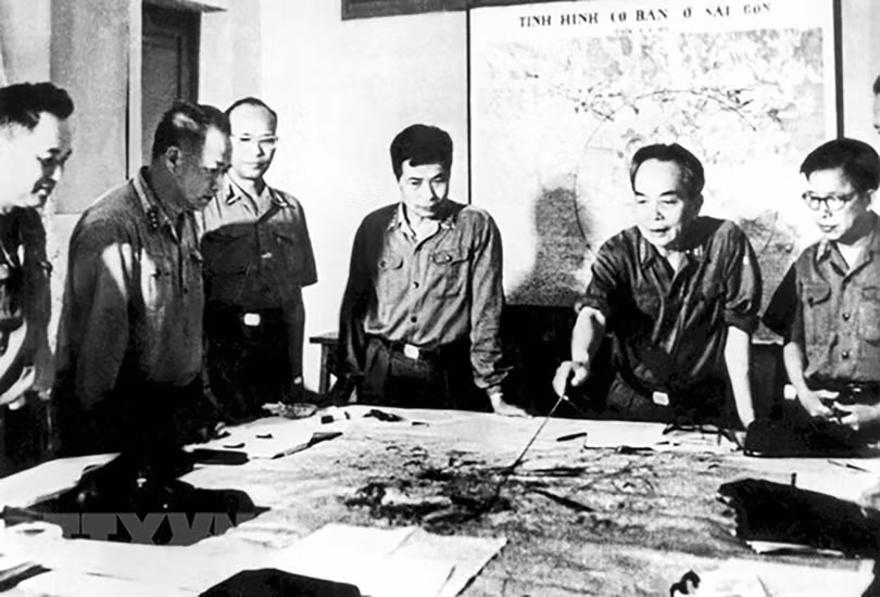 Đại tướng Võ Nguyên Giáp cùng các đồng chí trong Quân ủy Trung ương duyệt phương án tác chiến Chiến dịch Hồ Chí Minh (Hà Nội, tháng 4/1975). Ảnh: TTXVN
