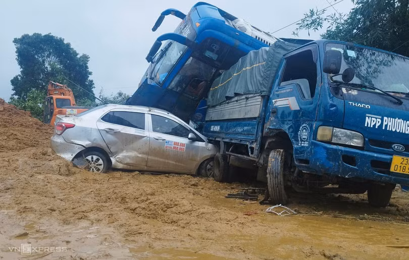 Ít nhất một xe khách giường nằm, hai ôtô 5 chỗ, hai xe tải đang lưu thông bị bùn đất xô về góc đường nằm đè lên nhau. Nhiều người bên trong xe phá cửa kính tháo chạy ra ngoài.