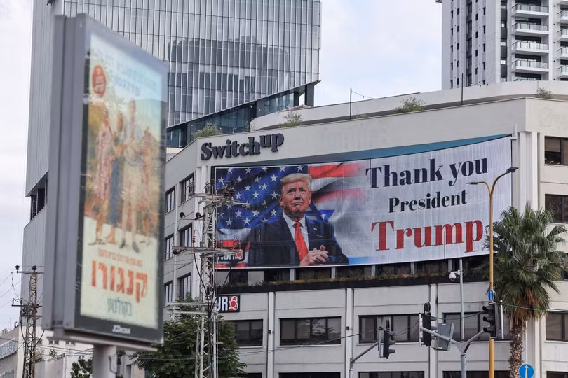 Biển quảng cáo mang thông điệp "Cảm ơn Tổng thống Trump" trước mặt một tòa nhà ở Quảng trường Con tin.