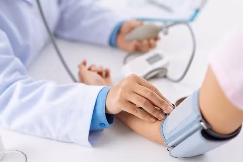 Kiểm soát huyết áp giúp phòng tai biến mạch máu não.